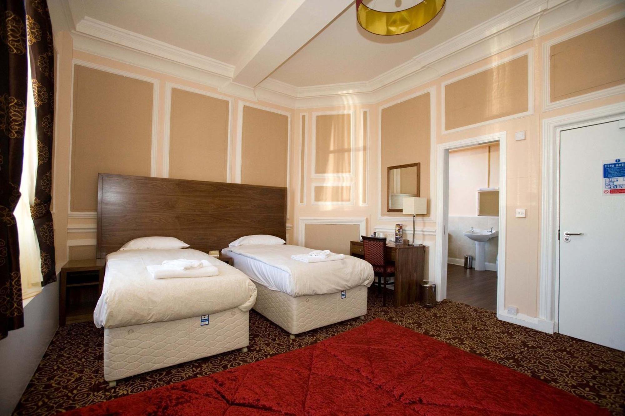 The Three Tuns Hotel Wetherspoon ثيرسك المظهر الخارجي الصورة